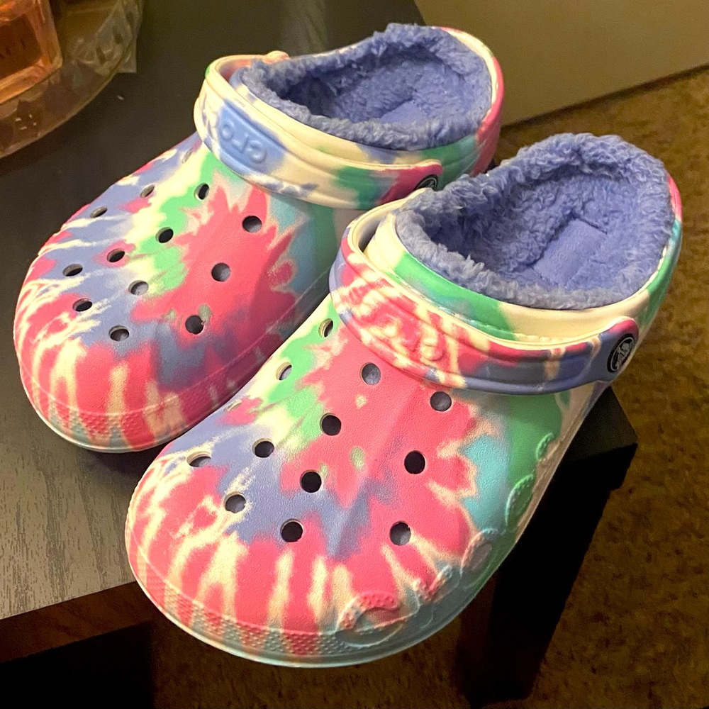 Fur lined tie dye crocs , pretty vibrant colors 🌸